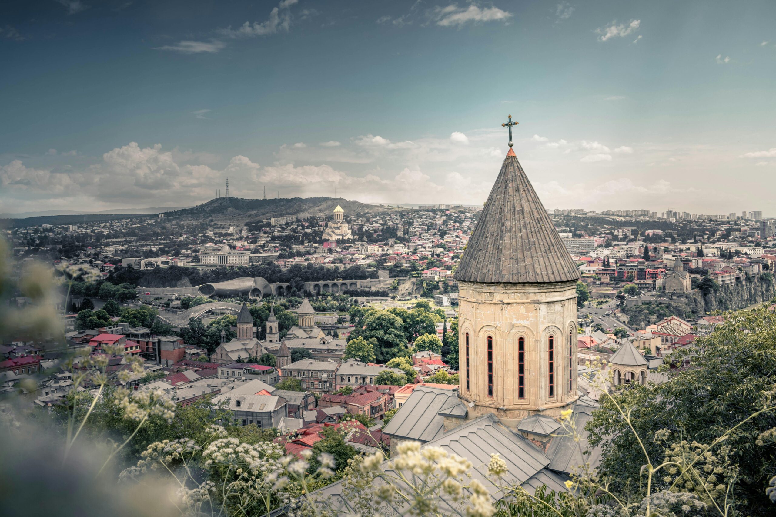 Georgia es historia viva, naturaleza en estado puro y cultura hospitalaria. Con pocos turistas, precios accesibles y comida espectacular, es uno de los secretos mejor guardados de Europa.