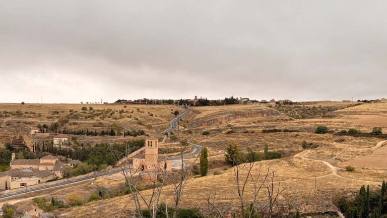 Escapada rural en Segovia: un viaje entre historia, naturaleza y sabores auténticos Paisaje histórico de la campiña segoviana