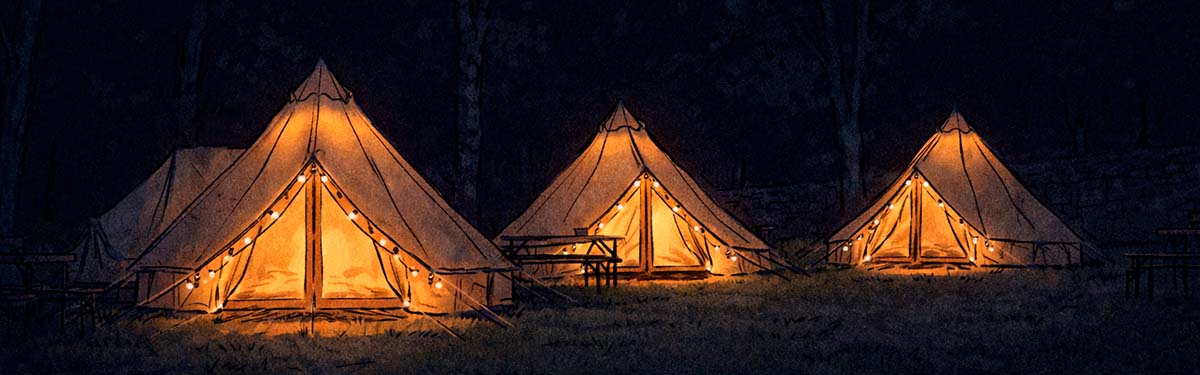 Dibujo sencillo estilo sketch de un campamento de tiendas iluminadas por la noche en Asturias, rodeado de árboles y prados, con luz cálida que transmite calma y ambiente nocturno.