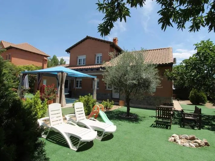 casa rural para grupos en toledo con piscina y jardin
